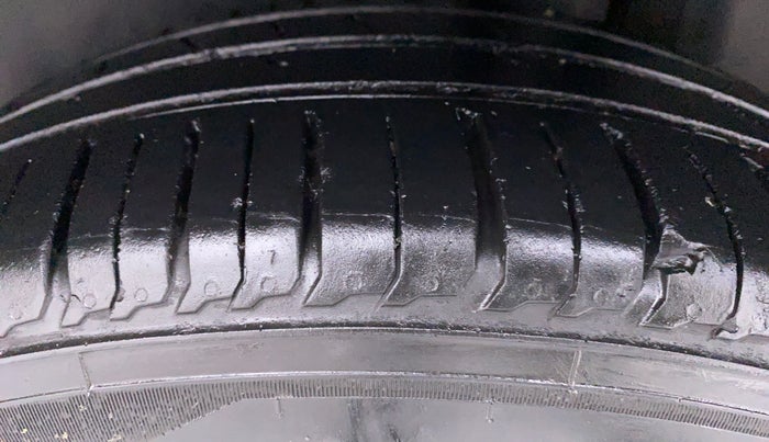2017 Maruti Ciaz SIGMA 1.4 VVT, Petrol, Manual, 75,398 km, Left Rear Tyre Tread