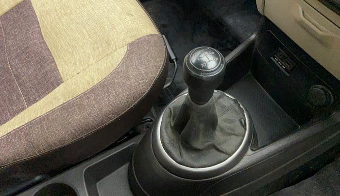 2014 Hyundai i20 MAGNA (O) 1.2, Petrol, Manual, 60,561 km, Gear lever - Boot cover slightly torn