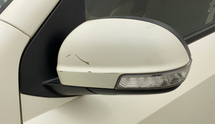 2018 Mahindra XUV500 W9 1.99, Diesel, Manual, 40,038 km, Left rear-view mirror - ORVM switch has minor damage