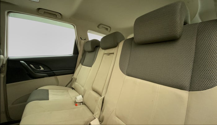 2018 Mahindra XUV500 W9 1.99, Diesel, Manual, 40,038 km, Right Side Rear Door Cabin