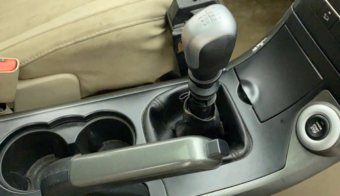 2018 Mahindra XUV500 W9 1.99, Diesel, Manual, 40,038 km, Gear lever - Boot cover slightly torn