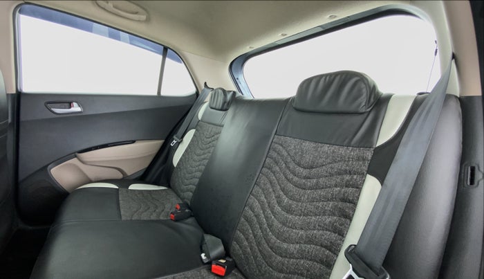 2017 Hyundai Grand i10 Sportz(O) 1.2 MT, Petrol, Manual, 38,870 km, Right Side Rear Door Cabin
