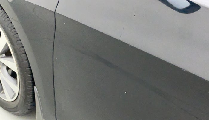 2016 Hyundai Verna 1.6 CRDI SX, Diesel, Manual, 54,525 km, Front passenger door - Upto 4 inch Scratches + Count of scratches 3-5 ( Metal not Visible)