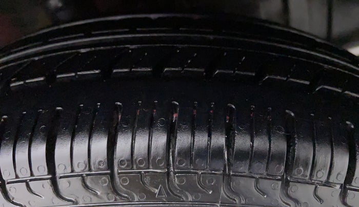 2015 Hyundai Eon ERA PLUS, Petrol, Manual, 33,201 km, Right Rear Tyre Tread