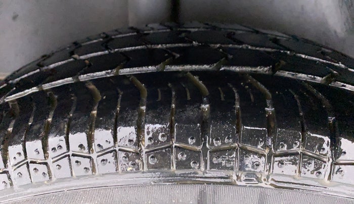 2011 Maruti Swift VXI D, Petrol, Manual, 82,068 km, Right Rear Tyre Tread