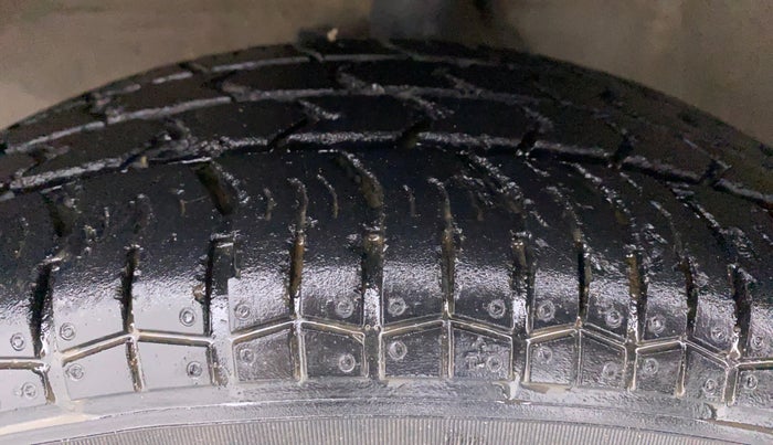 2011 Maruti Swift VXI D, Petrol, Manual, 82,068 km, Left Front Tyre Tread