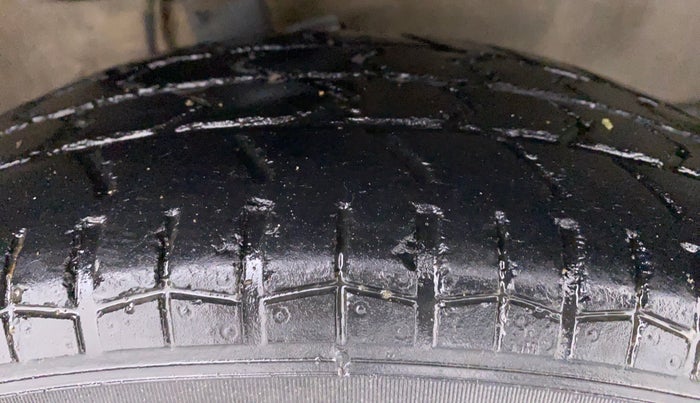 2011 Maruti Swift VXI D, Petrol, Manual, 82,068 km, Right Front Tyre Tread