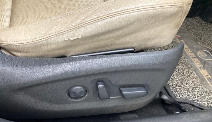 2019 Hyundai Tucson GLS 2WD AT PETROL, Petrol, Automatic, 1,00,239 km, Driver seat - Seat side trim has minor damage