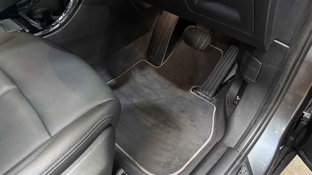 2020 BMW X1 sDrive 20i, Automatic, 44202 km, Pedals and Footmat