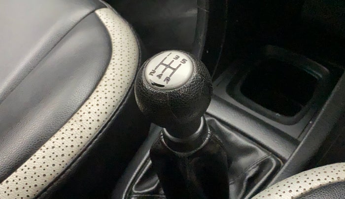 2012 Maruti Swift VXI, Petrol, Manual, 42,762 km, Gear lever - Knob has minor damage