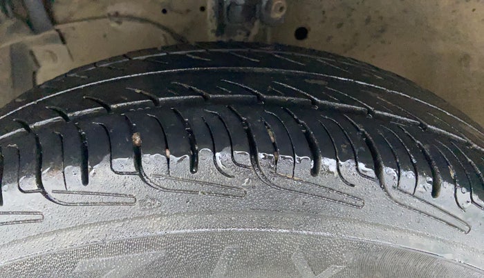 2017 Maruti Swift VXI O, Petrol, Manual, 1,02,887 km, Left Front Tyre Tread