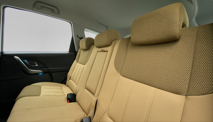 2019 Mahindra XUV500 W7 FWD, Diesel, Manual, 17,141 km, Right Side Rear Door Cabin