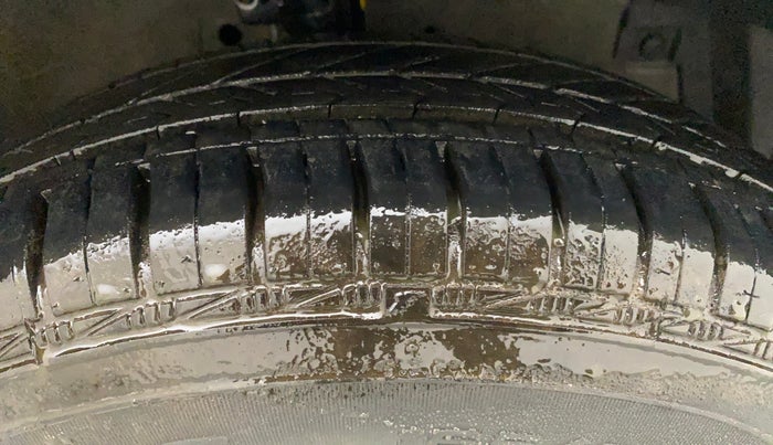 2013 Maruti Swift VXI, Petrol, Manual, 80,824 km, Right Front Tyre Tread