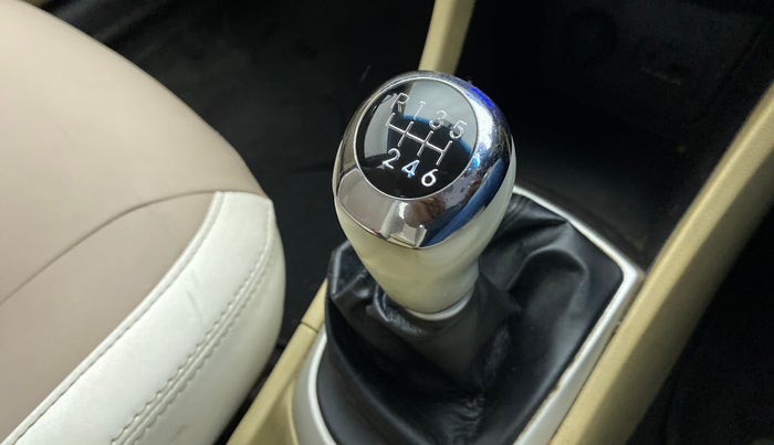 2014 Hyundai Verna FLUIDIC 1.6 CRDI SX OPT, Diesel, Manual, 94,372 km, Gear lever - Knob cover torn