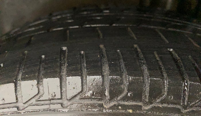2017 Maruti Ciaz VDI+ SHVS, Diesel, Manual, 69,415 km, Left Rear Tyre Tread