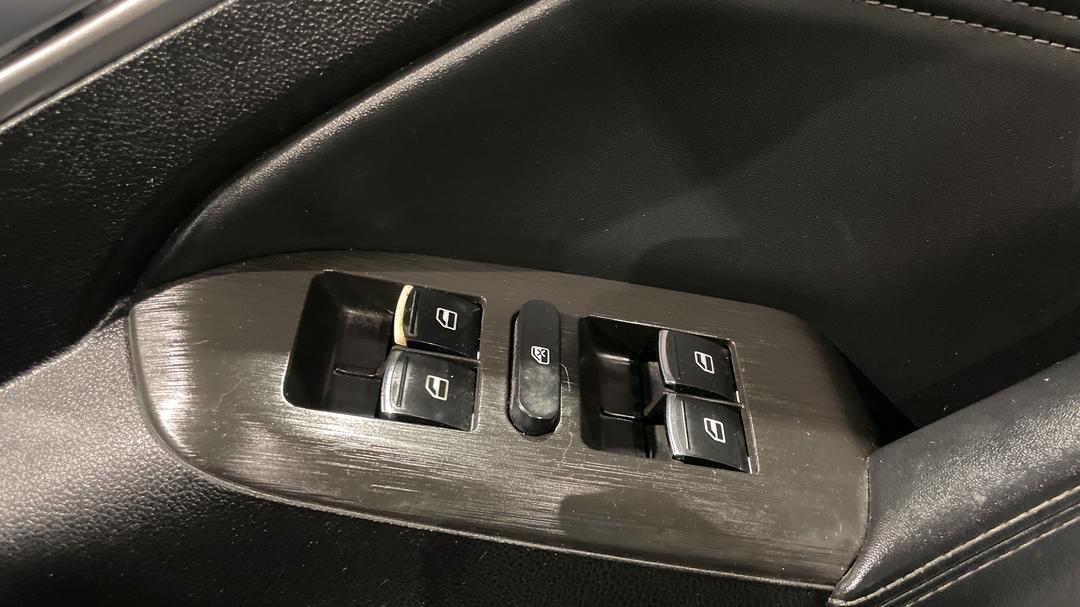 2020 GWM Ute Cannon-l (4x4), Automatic, 74345 km, Drivers Side Door Panel Controls