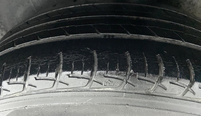 2016 Maruti Ciaz VXI PLUS, Petrol, Manual, 1,00,441 km, Left Rear Tyre Tread