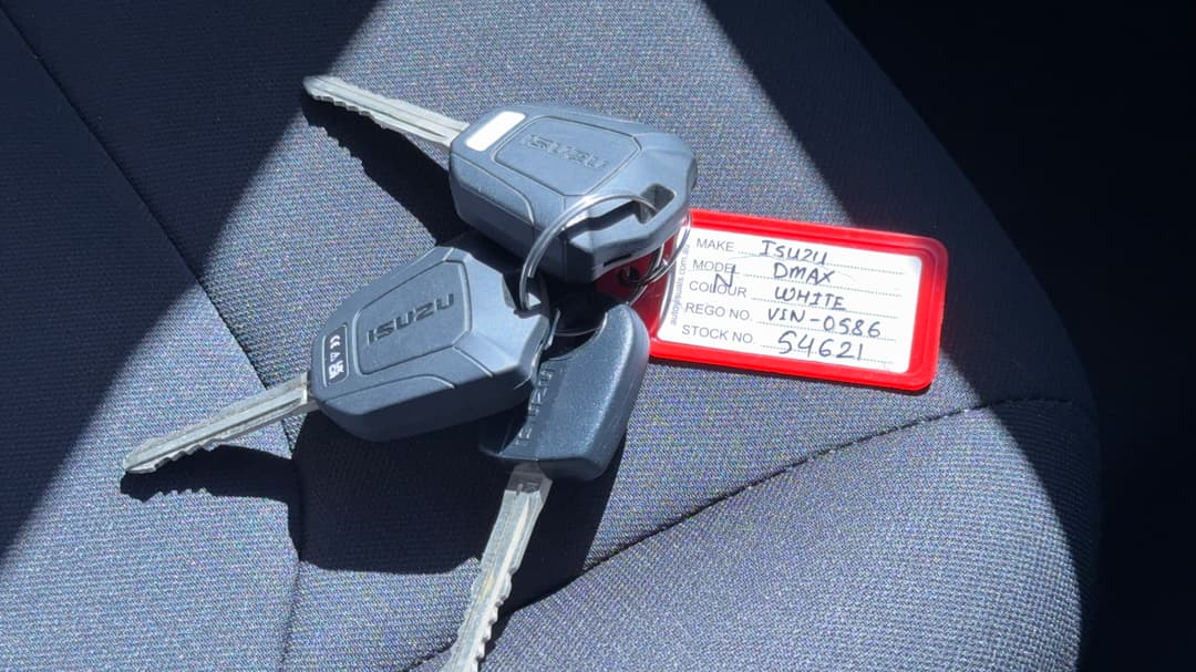 2025 Isuzu D-MAX Sx (4x2) High-ride, Automatic, 26813 km, Key Close-up