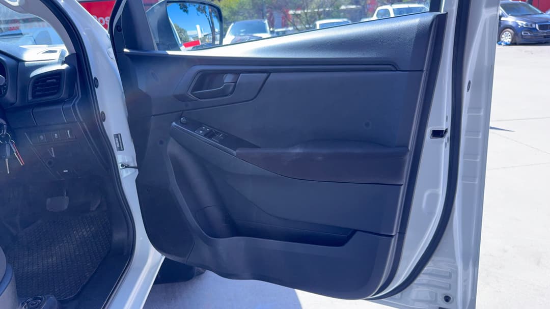 2025 Isuzu D-MAX Sx (4x2) High-ride, Automatic, 26813 km, Speaker View