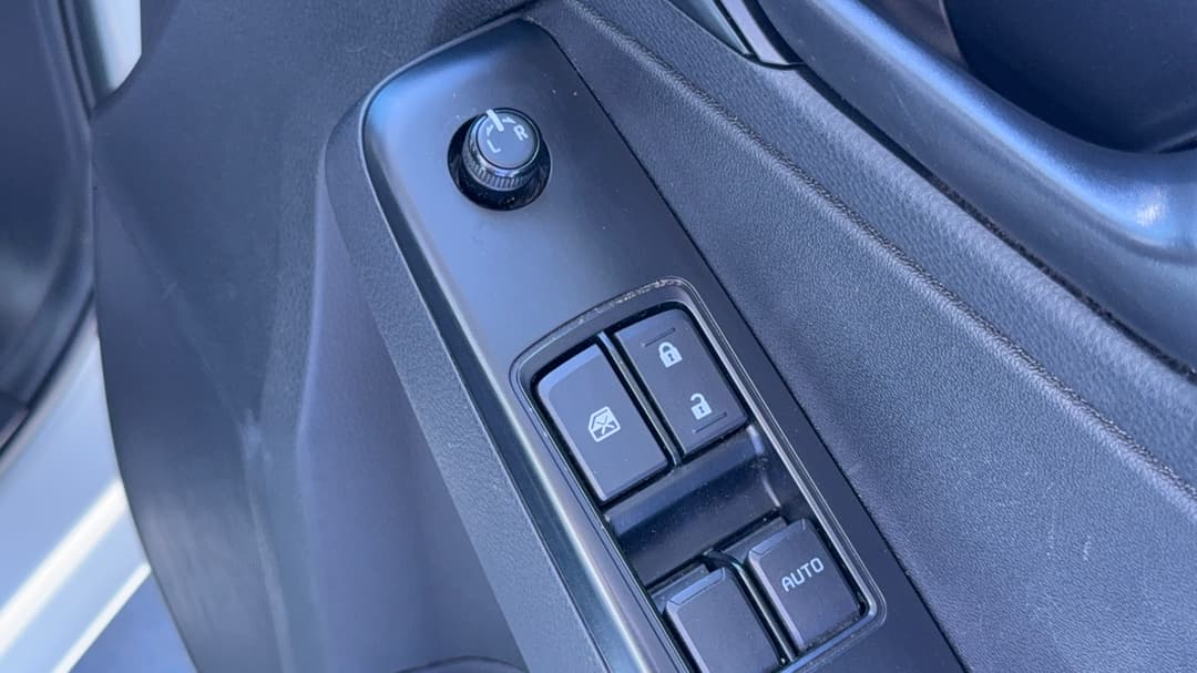 2025 Isuzu D-MAX Sx (4x2) High-ride, Automatic, 26813 km, Drivers Side Door Panel Controls