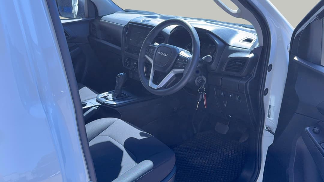 2025 Isuzu D-MAX Sx (4x2) High-ride, Automatic, 26813 km, Right Side Front Door Cabin View