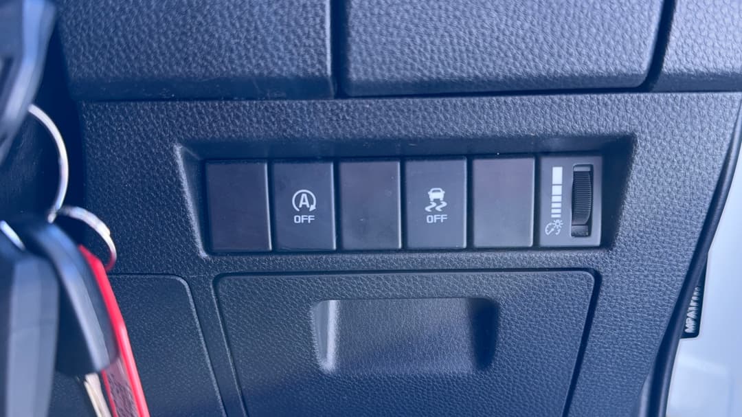 2025 Isuzu D-MAX Sx (4x2) High-ride, Automatic, 26813 km, Utility Switches/Buttons