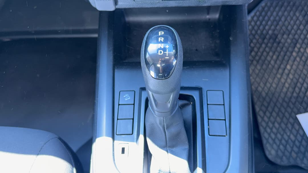 2025 Isuzu D-MAX Sx (4x2) High-ride, Automatic, 26813 km, Gear Lever 