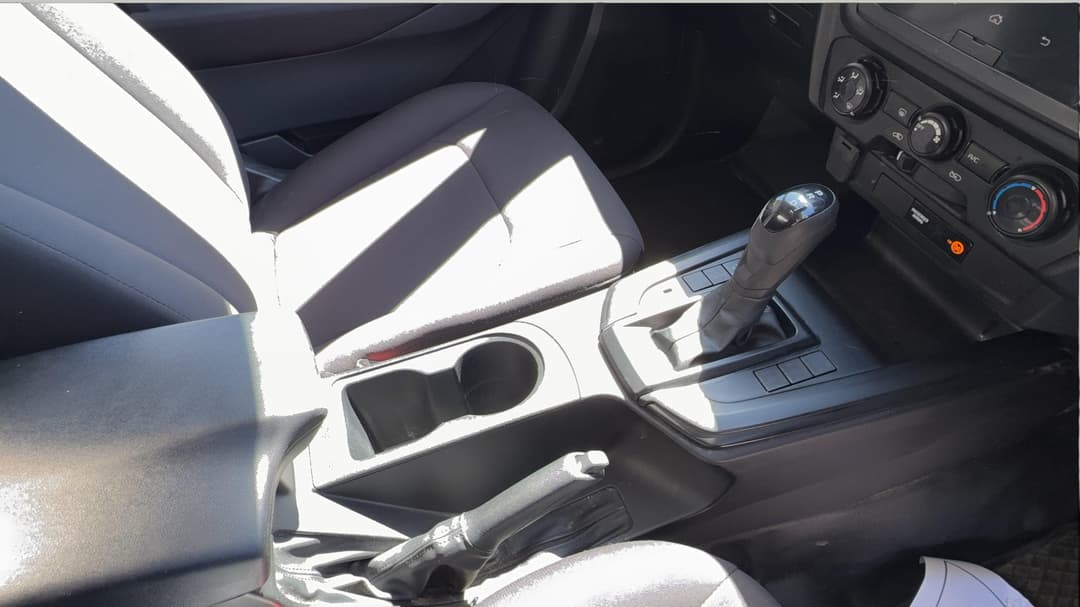 2025 Isuzu D-MAX Sx (4x2) High-ride, Automatic, 26813 km, Center Console