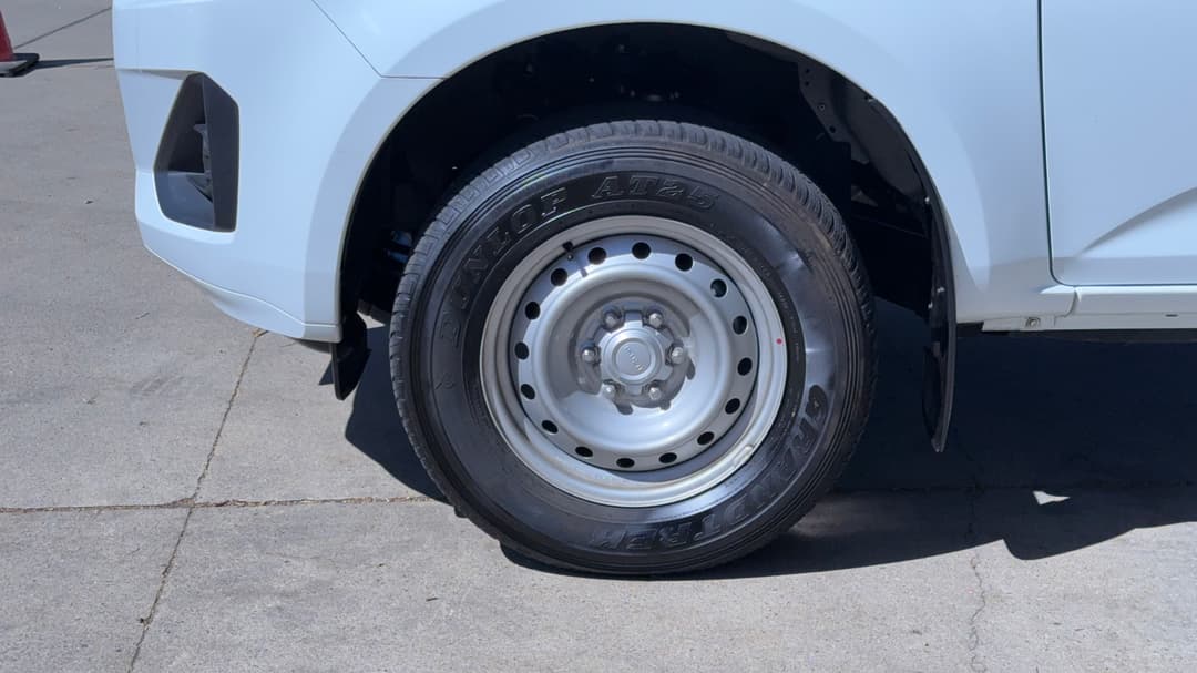 2025 Isuzu D-MAX Sx (4x2) High-ride, Automatic, 26813 km, Left Front Wheel