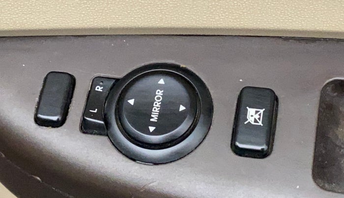 2011 Hyundai i20 ASTA 1.2, Petrol, Manual, 55,902 km, Left rear-view mirror - ORVM switch has minor damage