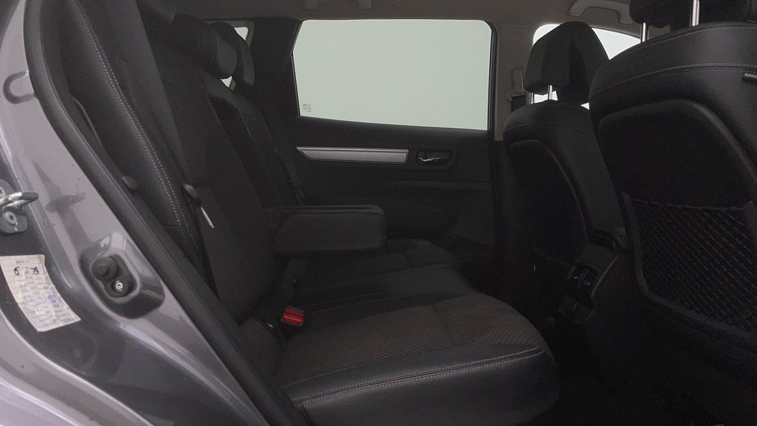 2023 Renault Koleos Life (4x2), Automatic, 31088 km, Right Side Rear Door Cabin View