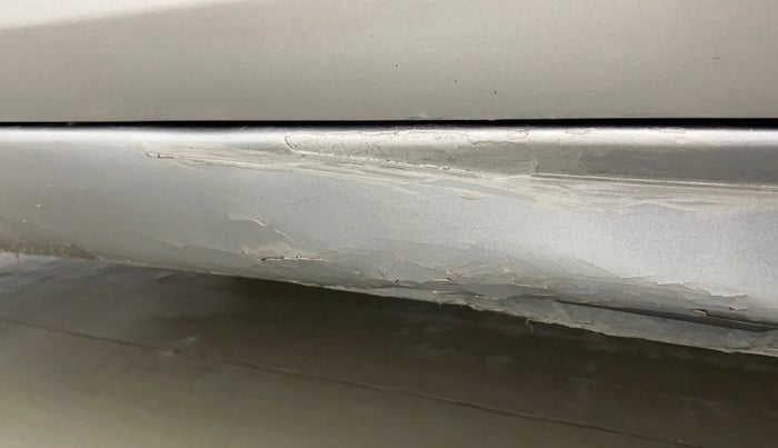 2016 Maruti Swift VXI, Petrol, Manual, 80,664 km, Left running board - Slight discoloration