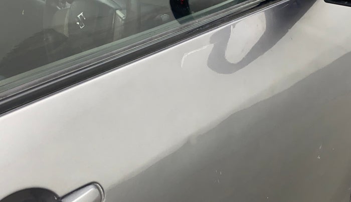 2016 Maruti Swift VXI, Petrol, Manual, 80,664 km, Driver-side door - Slightly dented
