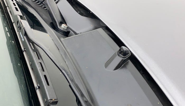 2016 Maruti Swift VXI, Petrol, Manual, 80,664 km, Front windshield - Wiper nozzle not functional
