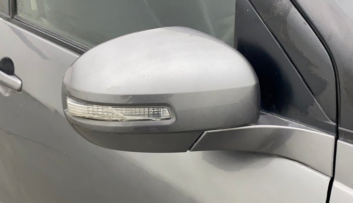 2016 Maruti Swift VXI, Petrol, Manual, 80,664 km, Right rear-view mirror - Indicator light has minor damage
