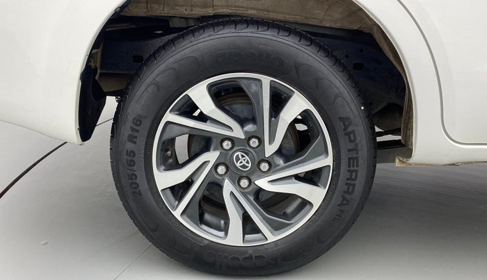 2022 Toyota Innova Crysta 2.4 GX AT 7 STR, Diesel, Automatic, 37,823 km, Right Rear Wheel
