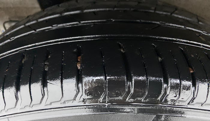 2019 Hyundai VENUE SX(O) CRDi, Diesel, Manual, 17,074 km, Right Rear Tyre Tread