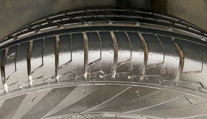 2016 Maruti Ciaz ZXI PLUS, Petrol, Manual, 46,296 km, Left Rear Tyre Tread