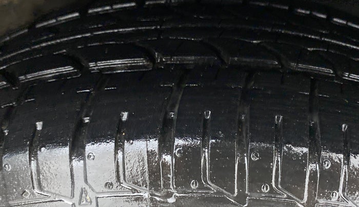 2015 Volkswagen Vento HIGHLINE PETROL, Petrol, Manual, 49,005 km, Right Front Tyre Tread