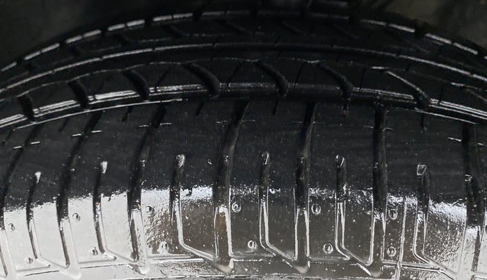 2015 Volkswagen Vento HIGHLINE PETROL, Petrol, Manual, 49,005 km, Left Front Tyre Tread