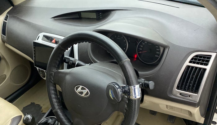 2012 Hyundai i20 MAGNA (O) 1.2, Petrol, Manual, 70,470 km, AC Unit - Front vent has minor damage