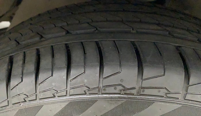 2018 Toyota Innova Crysta 2.4 VX 7 STR, Diesel, Manual, 47,723 km, Right Front Tyre Tread