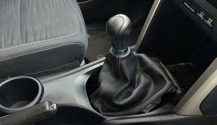 2018 Toyota Innova Crysta 2.4 VX 7 STR, Diesel, Manual, 47,723 km, Gear lever - Boot cover slightly torn
