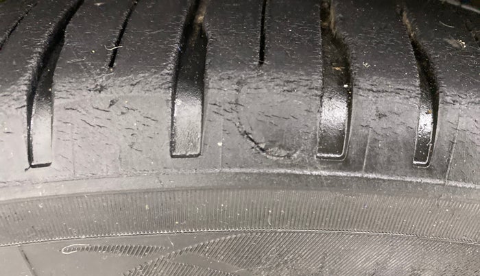 2017 Hyundai Verna 1.6 VTVT SX, Petrol, Manual, 32,015 km, Left front tyre - Minor crack