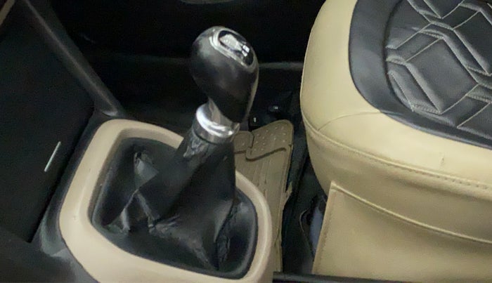 2016 Hyundai Xcent SX 1.2 (O), Petrol, Manual, 81,761 km, Gear lever - Knob cover torn