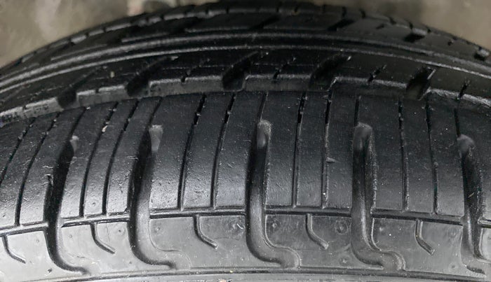 2015 Maruti Wagon R Stingray VXI, Petrol, Manual, 33,371 km, Right Front Tyre Tread