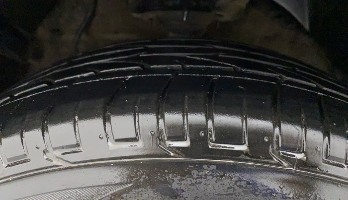2022 Mahindra XUV300 W6 1.2 PETROL, Petrol, Manual, 21,151 km, Left Front Tyre Tread