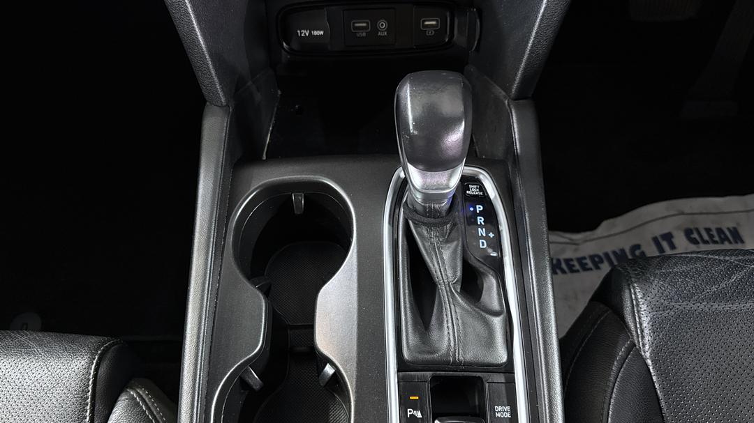2018 Hyundai Santa Fe Elite Crdi (4x4), Automatic, 148342 km, Gear Lever 