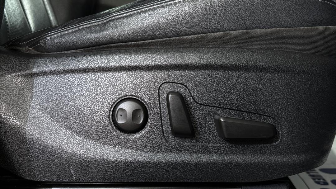 2018 Hyundai Santa Fe Elite Crdi (4x4), Automatic, 148342 km, Drivers Side Adjustment Panel