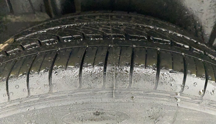 2014 Maruti Ertiga VXI, Petrol, Manual, 45,864 km, Right Rear Tyre Tread